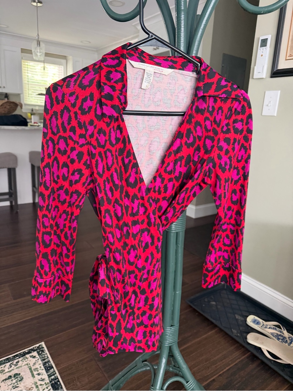 DIANE VON FURSTENBERG DVF Vintage JILL RED LEOPARD 100% SILK WRAP TOP size 4